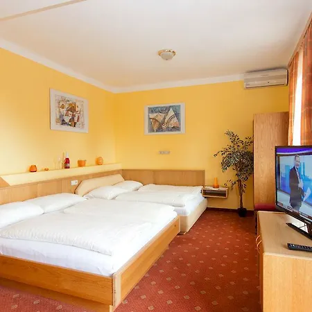 Junior By Max 70 Guest house 3*